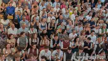 100 Abiturienten bestehen in Kirchseeon – mit 2,08 bester Schnitt im Landkreis