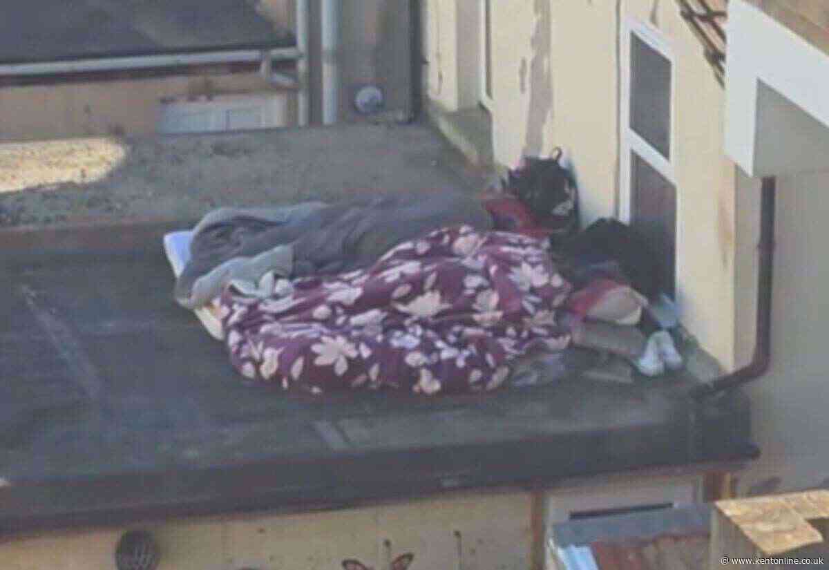 ‘I’ve seen it all now’: Pair spotted sleeping on roof