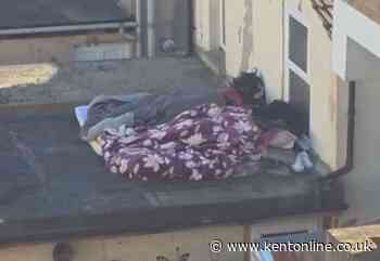 ‘I’ve seen it all now’: Pair spotted sleeping on roof