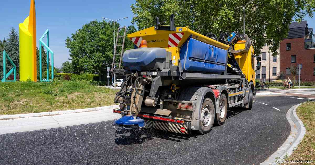 Ja, je ziet het goed: er rijden in de hitte strooiwagens door de straten en dit is waarom
