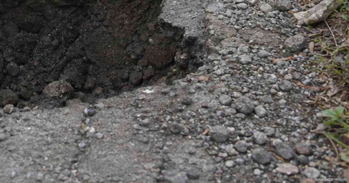 Bamberg: Loch in Straße löst Feuerwehr-Einsatz aus - Hohlraum unter Asphalt