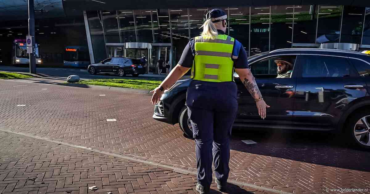 Tientallen bekeuringen voor taxichauffeurs rond concerten Bad Bunny in GelreDome