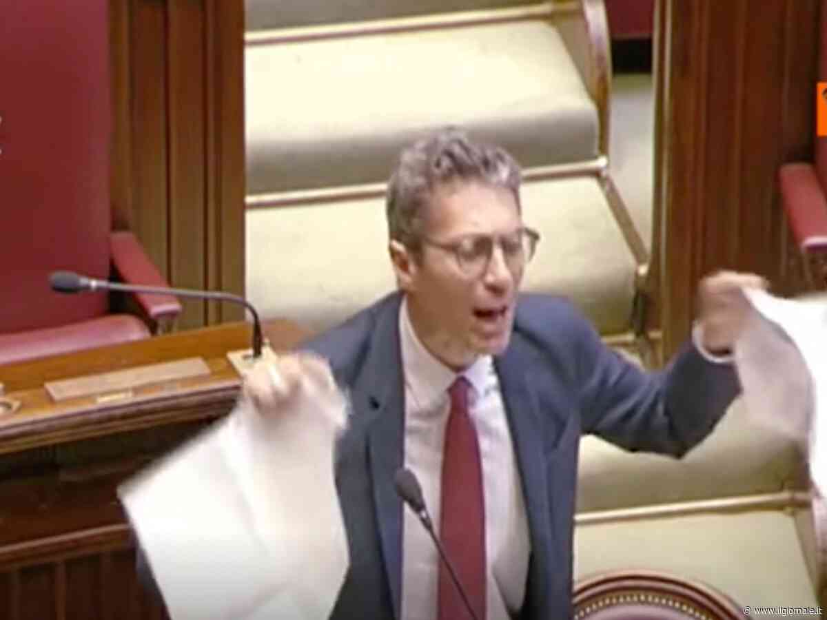 “È un colpo di Stato”. Riccardo Magi protesta in Aula, viene espulso e occupa l’emiciclo