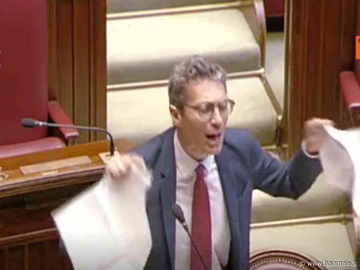 “È un colpo di Stato”. Riccardo Magi protesta in Aula, viene espulso e occupa l’emiciclo