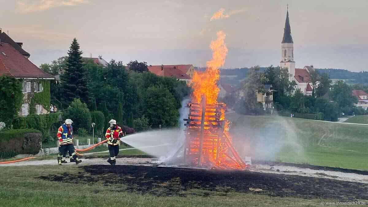 Trotz Hitze Johannifeuer in Haag entzündet: Feuerwehr muss löschen – Nun ist ein Streit entbrannt