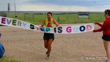 Tears and champagne as Saskatoon runner finishes 1,500-km north-to-south run in memory of her mother