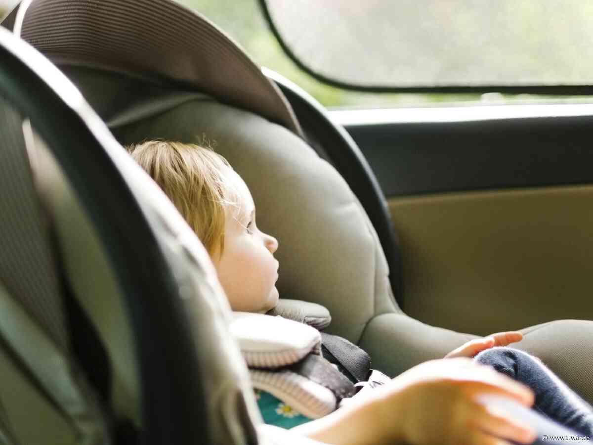 Bei Hitze: Mutter sperrt Kind in Auto ein und bangt