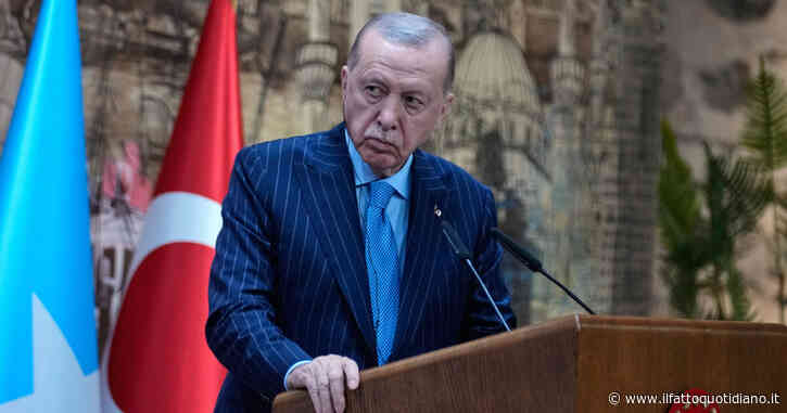 Vertice Nato in Turchia, arrestate più di 100 persone: ci sono anche attivisti Lgbt, giornalisti e avvocati. Negato l’accredito a decine di testate