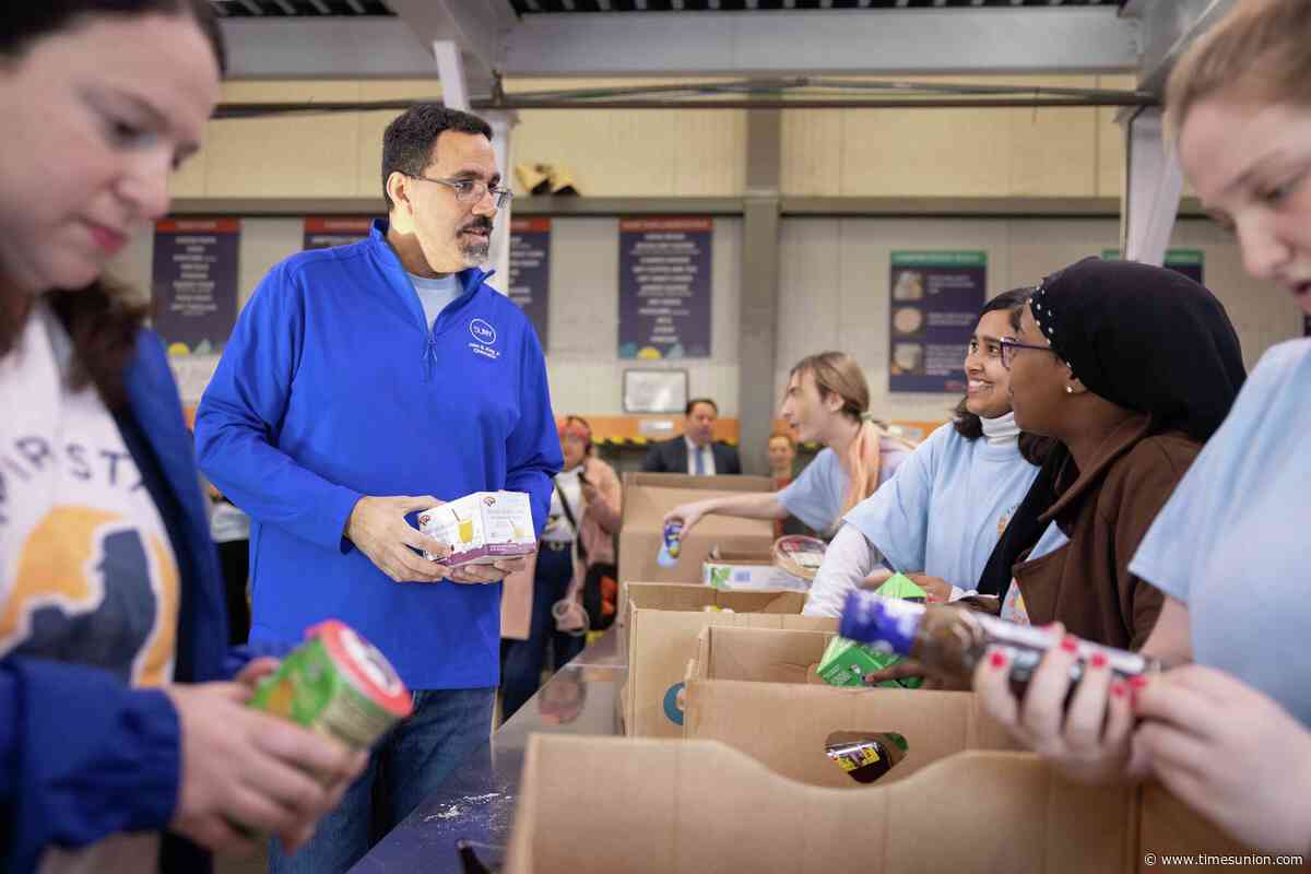 New York expands SUNY Service Corps program for students