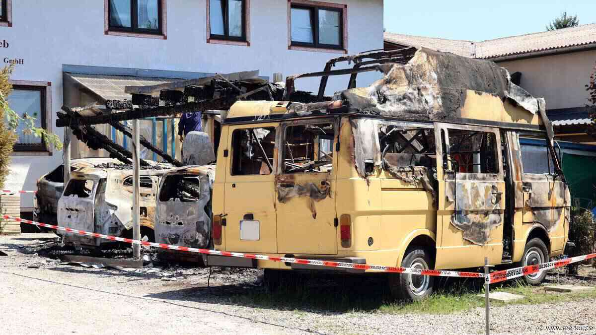 Carport-Brand zerstört Autos – Rauchsäule über Kampberg
