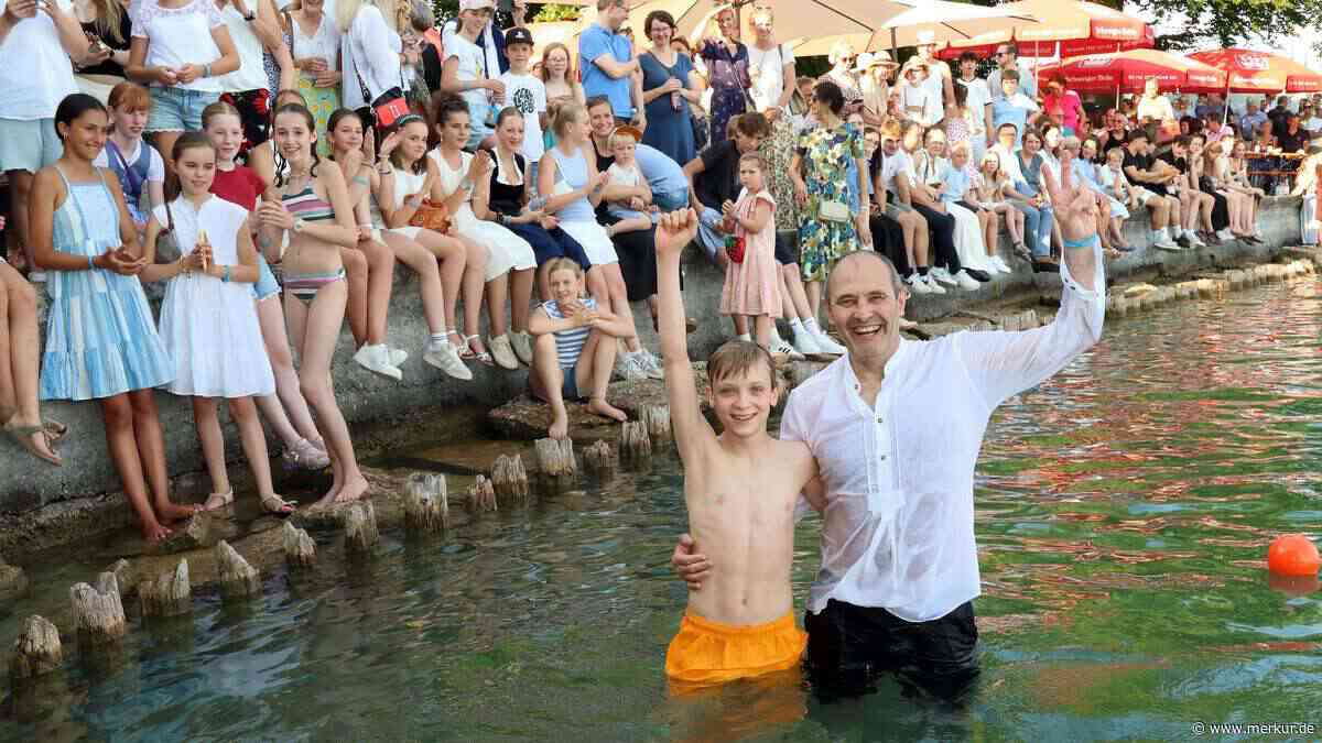 Gymnasium Tutzing feiert 75. Geburtstag: Schulleiter kentert beim Sautrogrennen