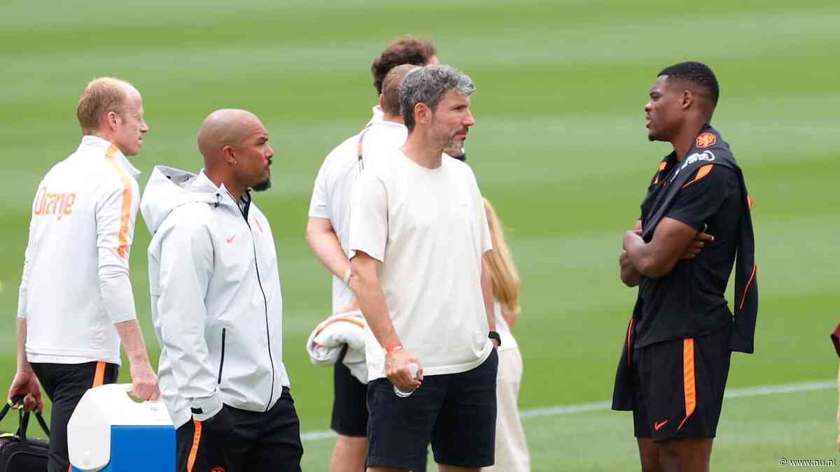 Reserves Oranje trainen onder toeziend oog van familie en Mark van Bommel