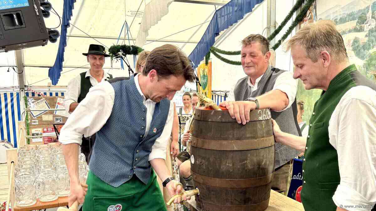Premiere geglückt: So zapfte Neu-Bürgermeister Acher beim Miesbacher Volksfest an