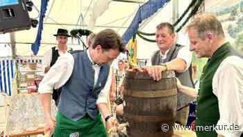 Premiere geglückt: So zapfte Neu-Bürgermeister Acher beim Miesbacher Volksfest an