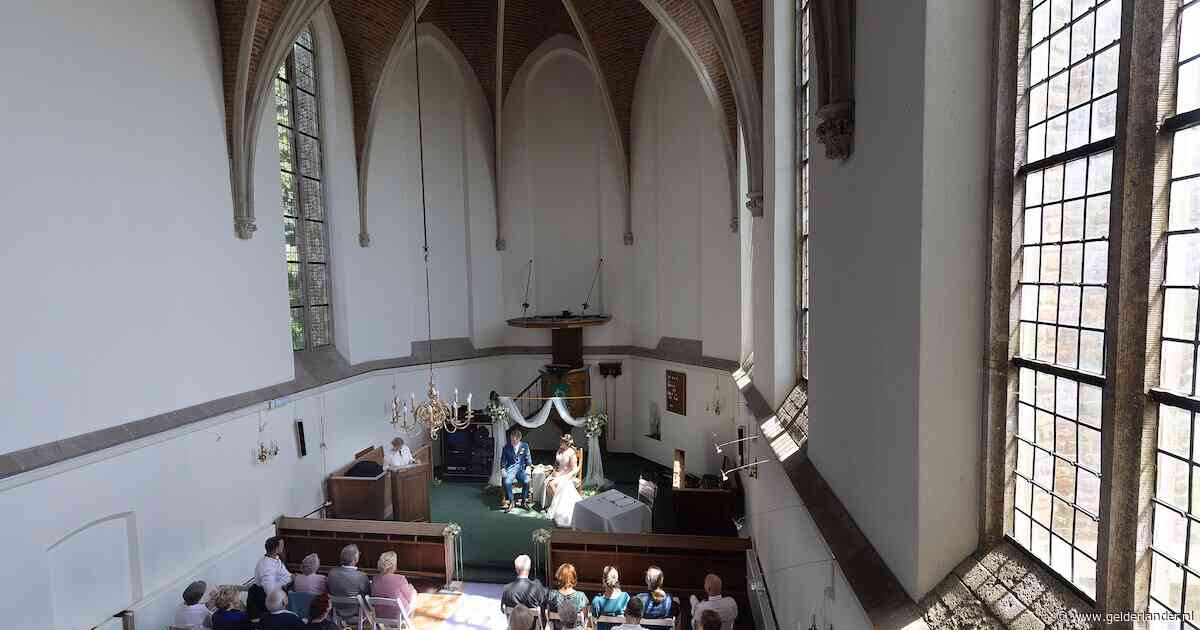 Kimberley en Césaf trouwen op de warmste dag in een kerk: banken eruit, dansvloer erin‎