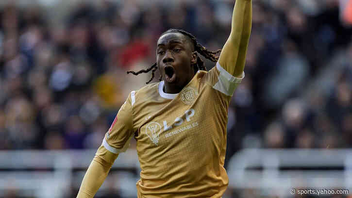 Dundee sign former Bromley defender Odutayo