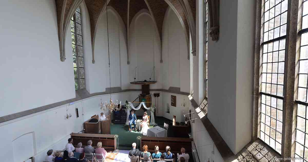 Kimberley en Césaf trouwen op de warmste dag in een kerk: banken eruit, dansvloer erin‎
