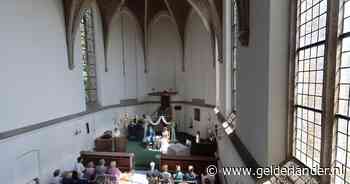 Kimberley en Césaf trouwen op de warmste dag in een kerk: banken eruit, dansvloer erin‎