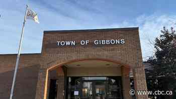 Gibbons residents vote in favour of remaining a town