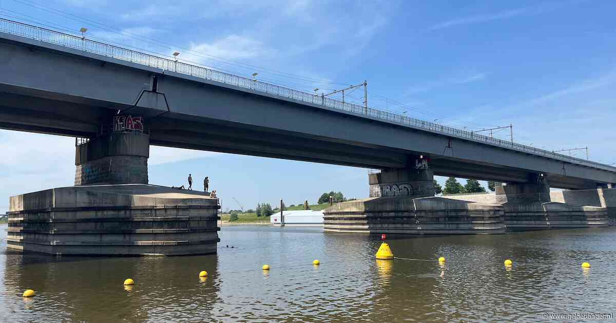 Jongeren klimmen opnieuw op brugpijler in Nijmegen, dag na dodelijk ongeluk: ‘Ze hebben het nieuws gemist’