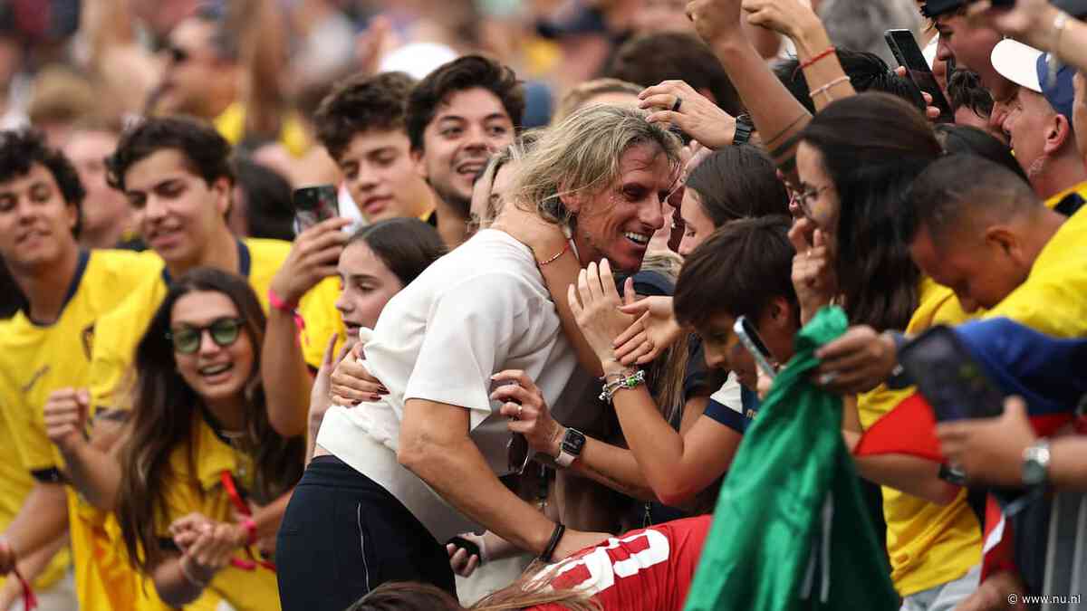 Bondscoach Ecuador springt tijdens WK-duel naar gezin toe: 'Ik volgde mijn hart'