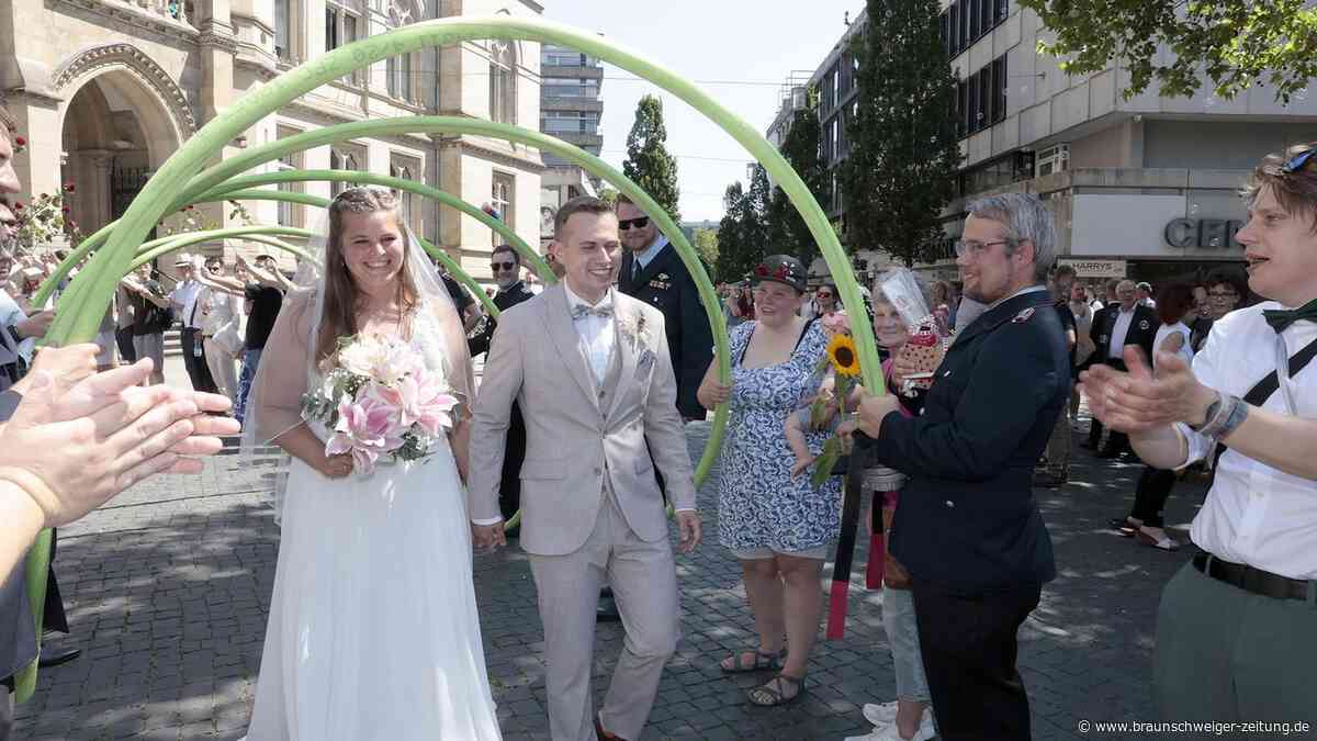 Sie sind Hitze gewohnt: Feuerwehr-Paar heiratet bei 34 Grad in Braunschweig