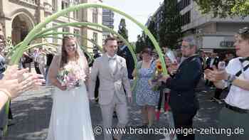 Sie sind Hitze gewohnt: Feuerwehr-Paar heiratet bei 34 Grad in Braunschweig
