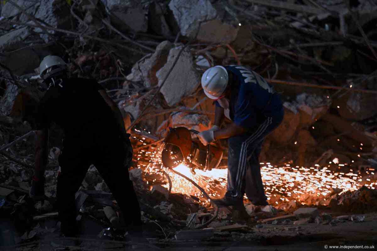Venezuela earthquake death toll soars to at least 920 as US military assists with aid efforts