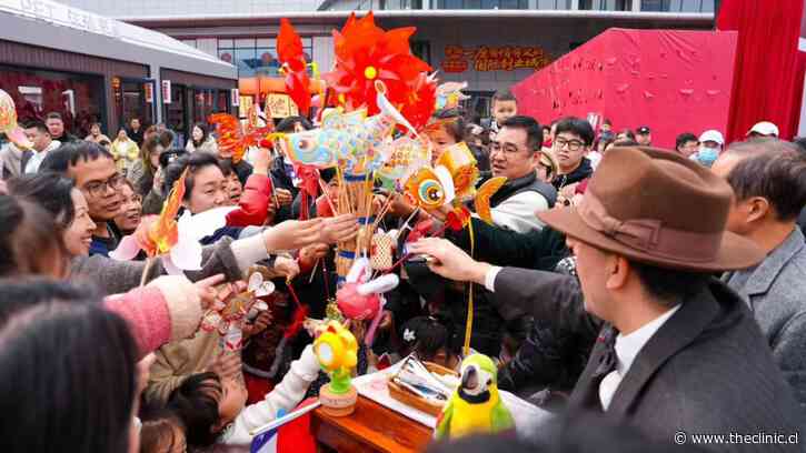 El payaso chileno que mantiene viva la tradición del organillero en China: “Los chinos se vuelven locos”