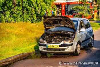 Rijdende auto vliegt in brand