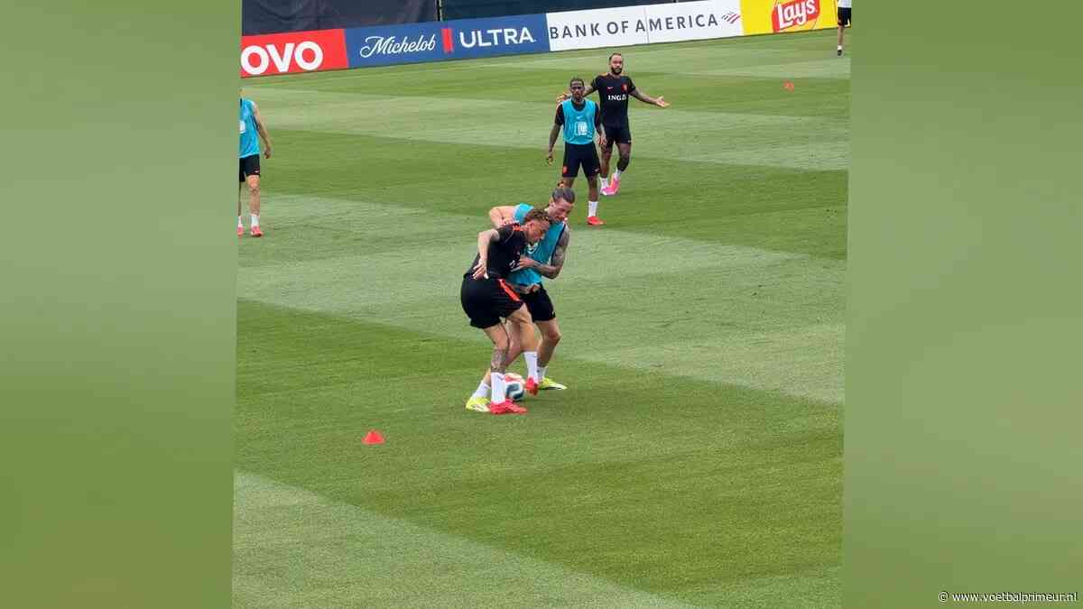 Noa Lang poort Weghorst tijdens Oranje-training en gaat balend naar de grond