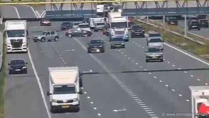 Meerdere auto's botsen op elkaar, drie rijstroken dicht op de A2