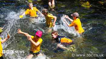 Classes move to stream to allow pupils to stay cool