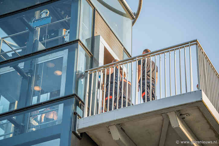 Twee personen bevrijd uit vastgelopen lift op station