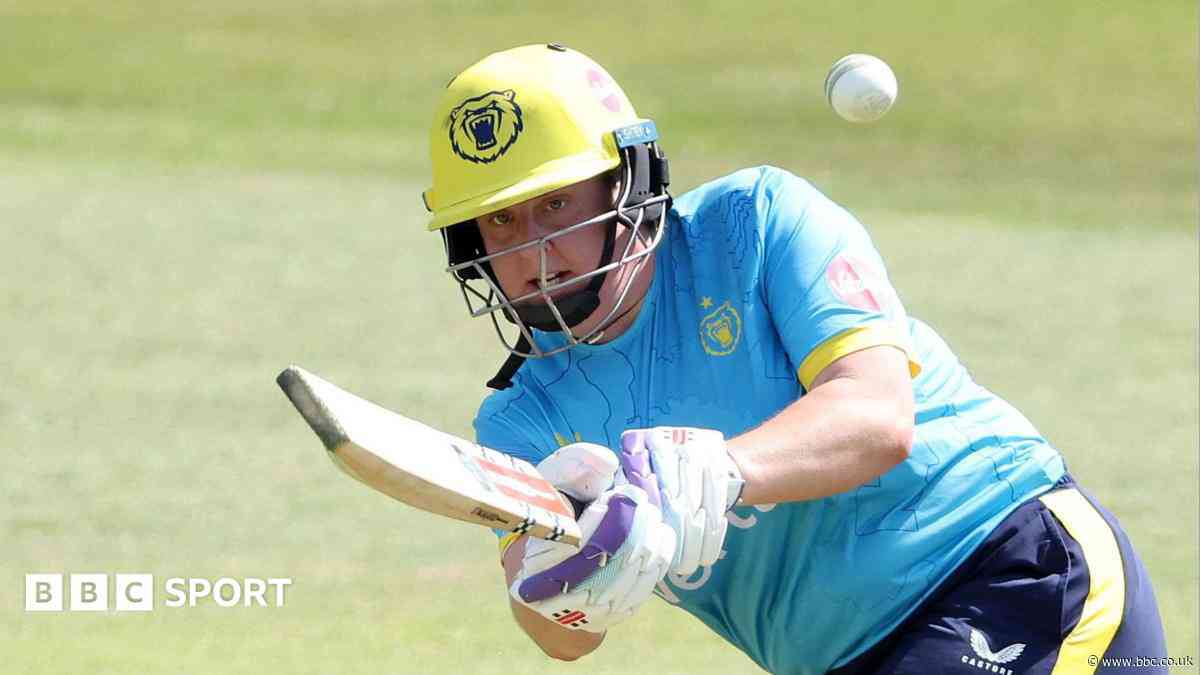 Warwickshire stun Surrey as Hampshire move top