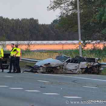 Porsche zwaar beschadigd na harde crash op A16 bij Hendrik-Ido-Ambacht