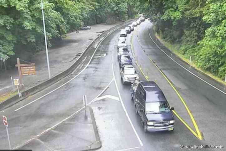 UPDATE: Traffic slowly resumes after Malahat collision near Goldstream Park