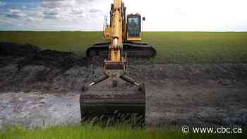 Manitoba municipalities clearing mud from ditches after dust storm out of money