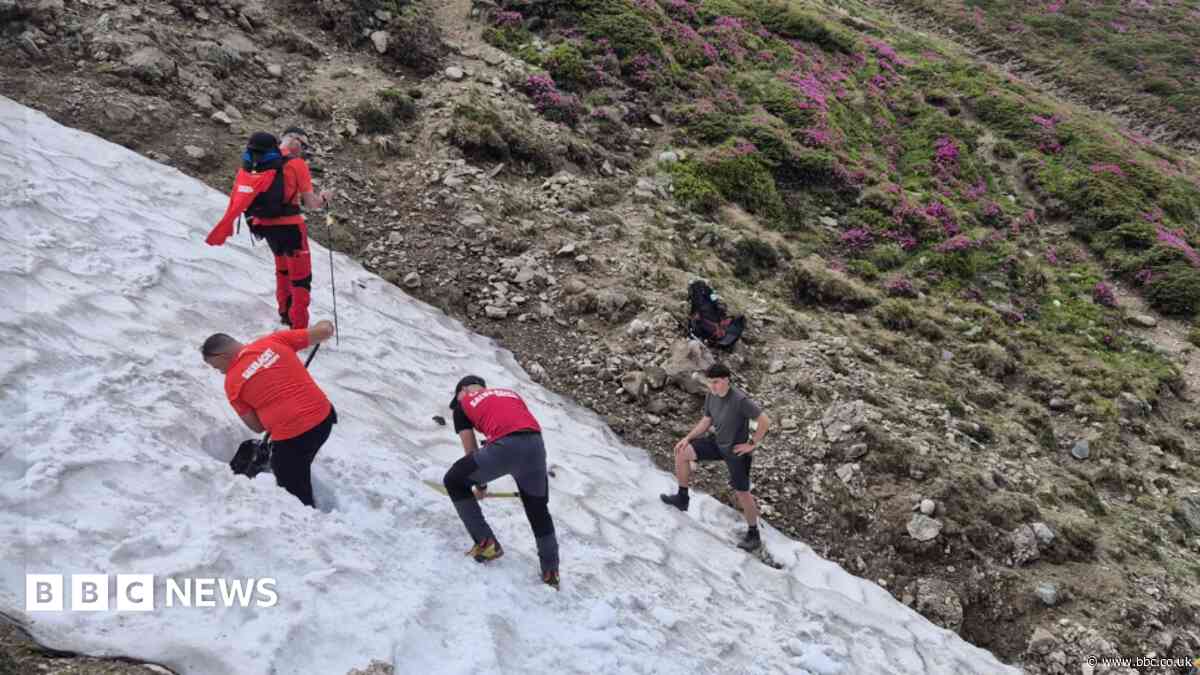 Mountain search resumes for missing teenager