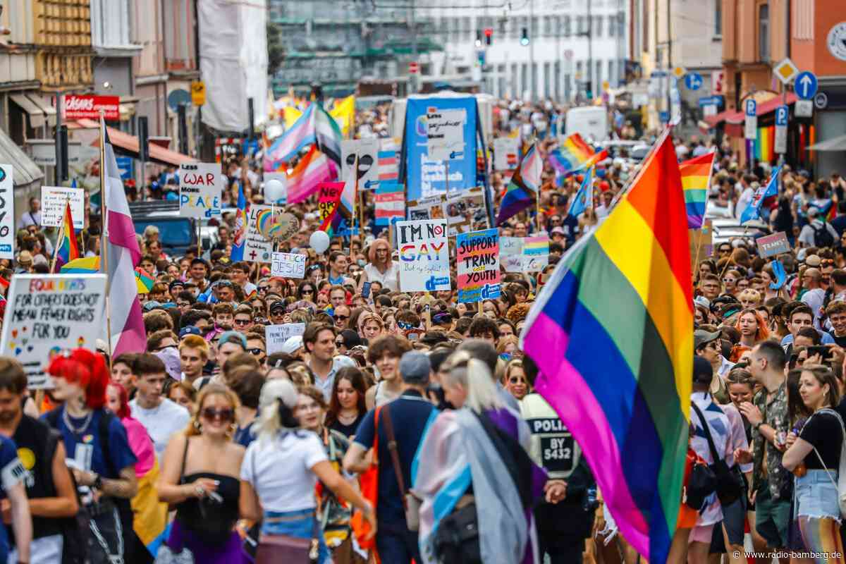 Christopher Street Day mit großer Parade und Straßenfest