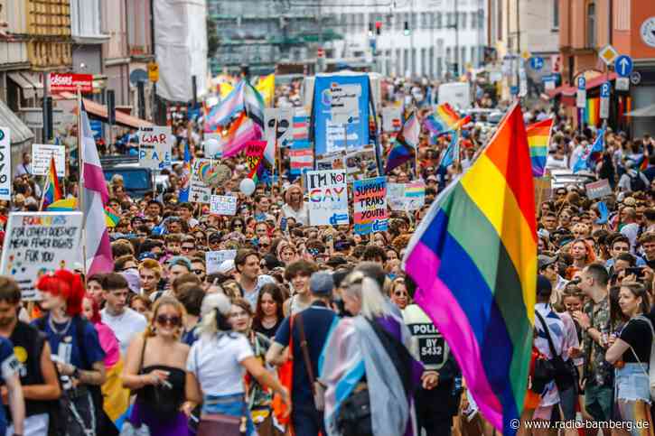 Christopher Street Day mit großer Parade und Straßenfest