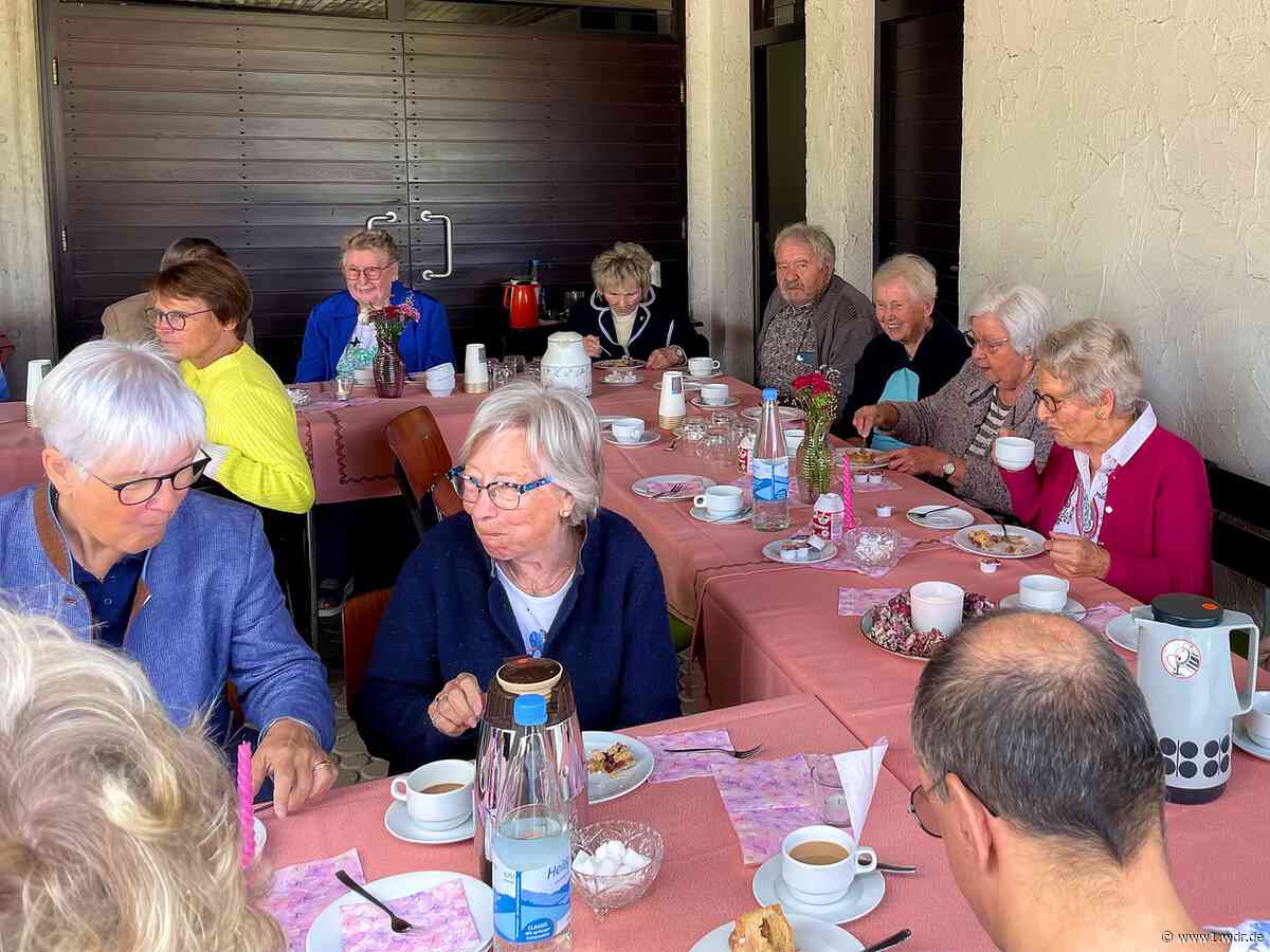 Kaffee & Kuchen auf dem Friedhof in Brohl