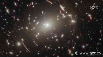 Das Rätsel der kleinen roten Punkte: wie das James-Webb-Teleskop eine kosmische Krise entschärft, die es selbst ausgelöst hat