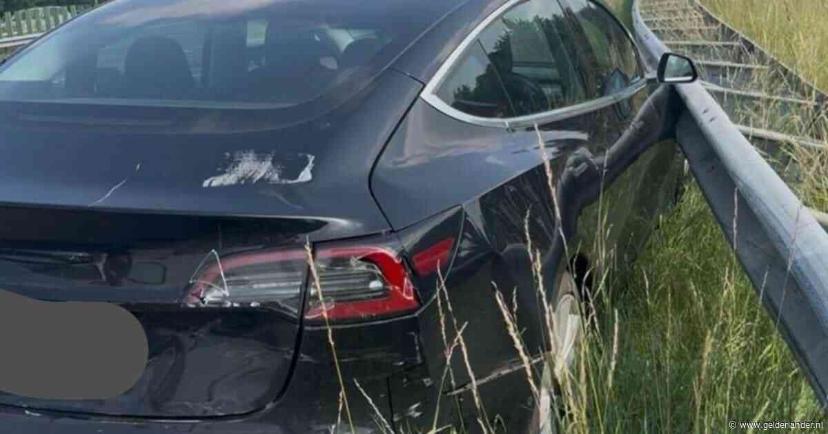 Nienke ziet busje op volle snelheid achter haar op A73 en kan geen kant op: ‘Ik ben blij dat ik nog uit kon stappen’