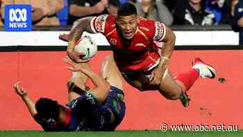 Live: Dolphins and Warriors trade early tries in NRL top four blockbuster
