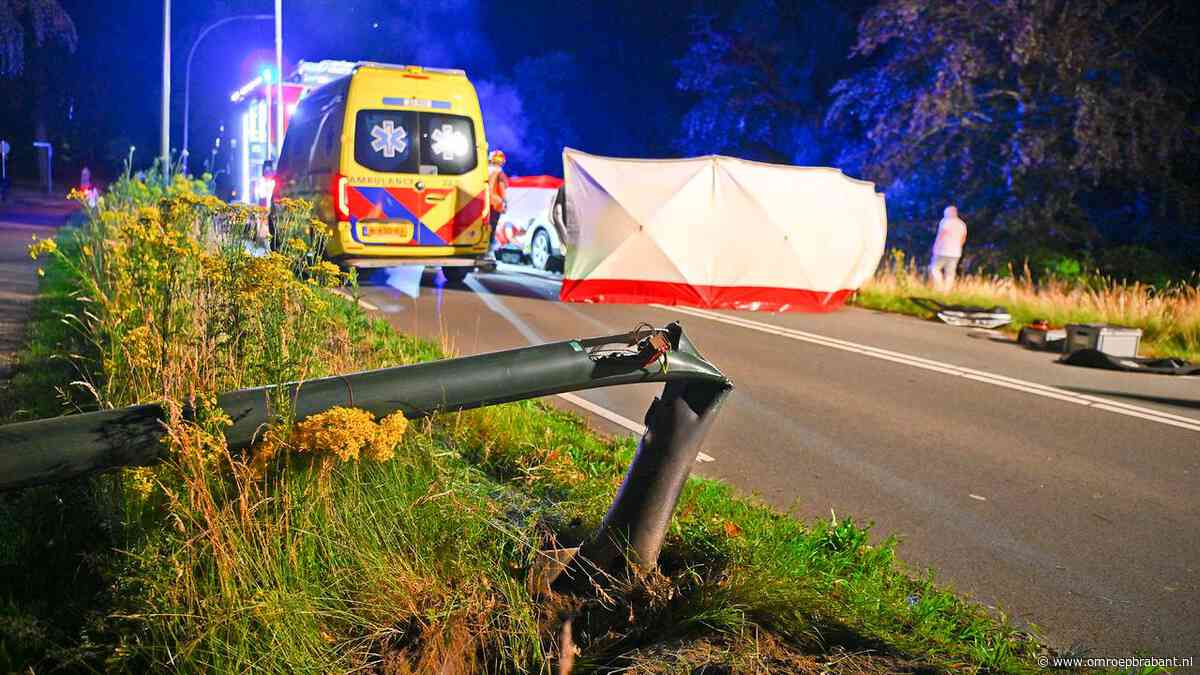 Ernstig ongeluk in Valkenswaard: lantaarnpaal valt op rijdende auto
