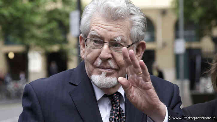 “Mi appoggiava le mani sulle gambe e le faceva scorrere all’interno dei miei pantaloncini. Recitava una poesia, palpeggiandomi il seno”: le rivelazioni choc delle vittime minorenni di Rolf Harris