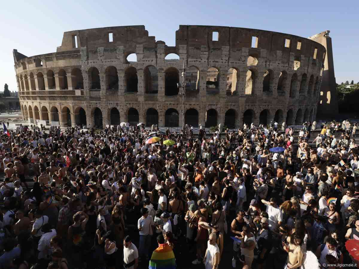 Milano, il Pride cambia orario per il caldo. Polemiche e defezioni ancora prima di iniziare