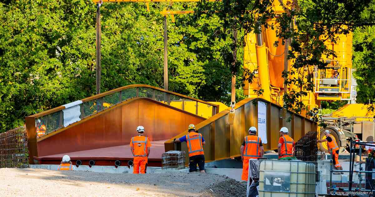 ‘We hebben ’m toch niet verkeerd om gelegd?’ Brug van 45 ton zweeft boven spoor na spectaculair staaltje stuurwerk