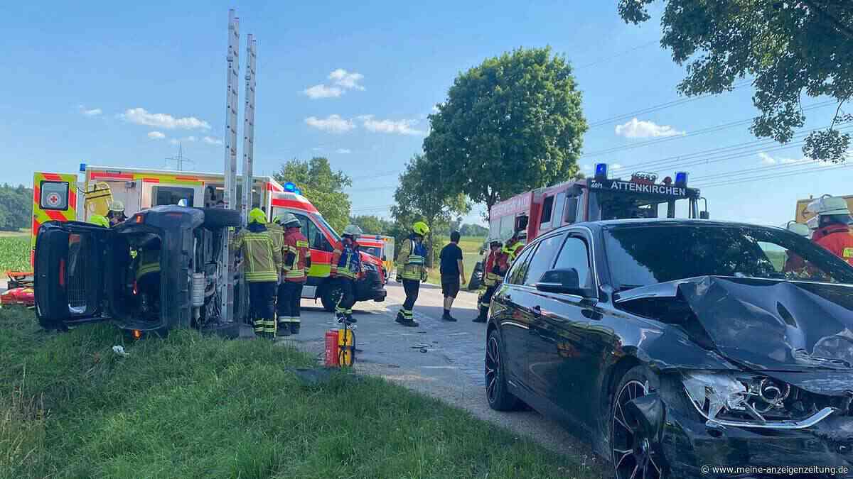 Frontalcrash auf B301: Mann wird eingeklemmt und muss befreit werden